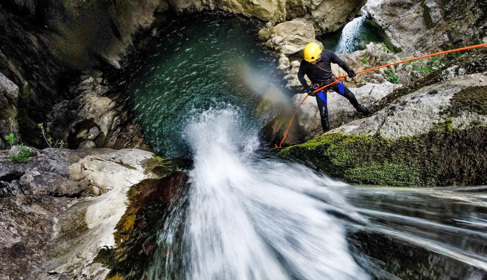 7 consejos para rapelar en un barranco 7 consejos para rapelar en un barranco