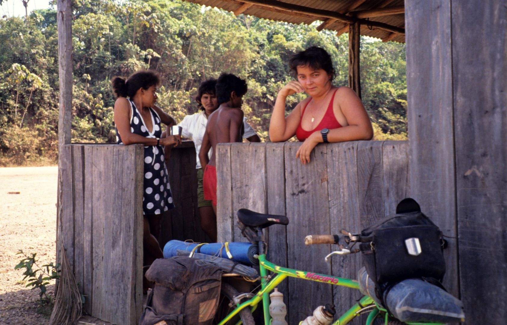 La vuelta al mundo en bicicleta: la selva no es para los seres humanos