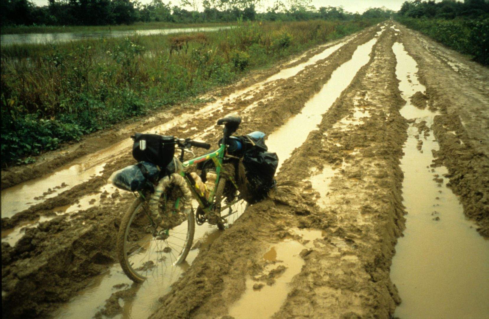 La vuelta al mundo en bicicleta: la selva no es para los seres humanos