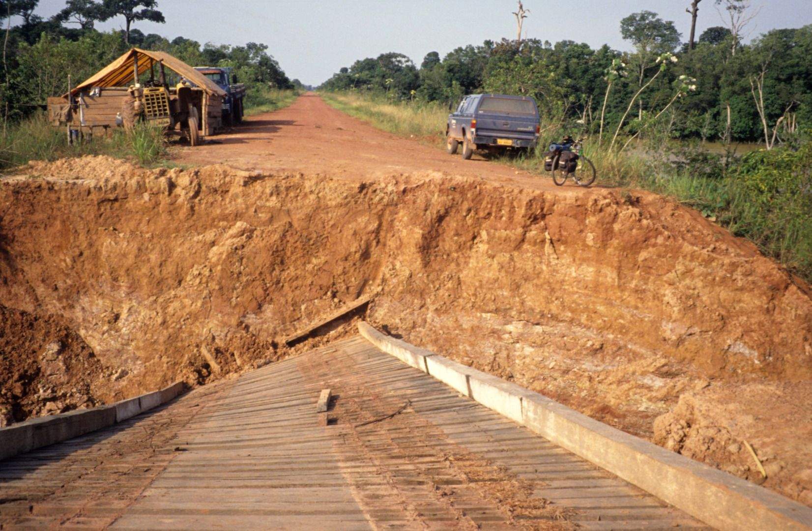 La vuelta al mundo en bicicleta: la selva no es para los seres humanos