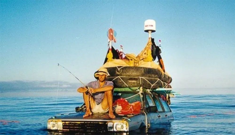 Hace veinte años dos tipos cruzaron el Atlántico en coches flotantes