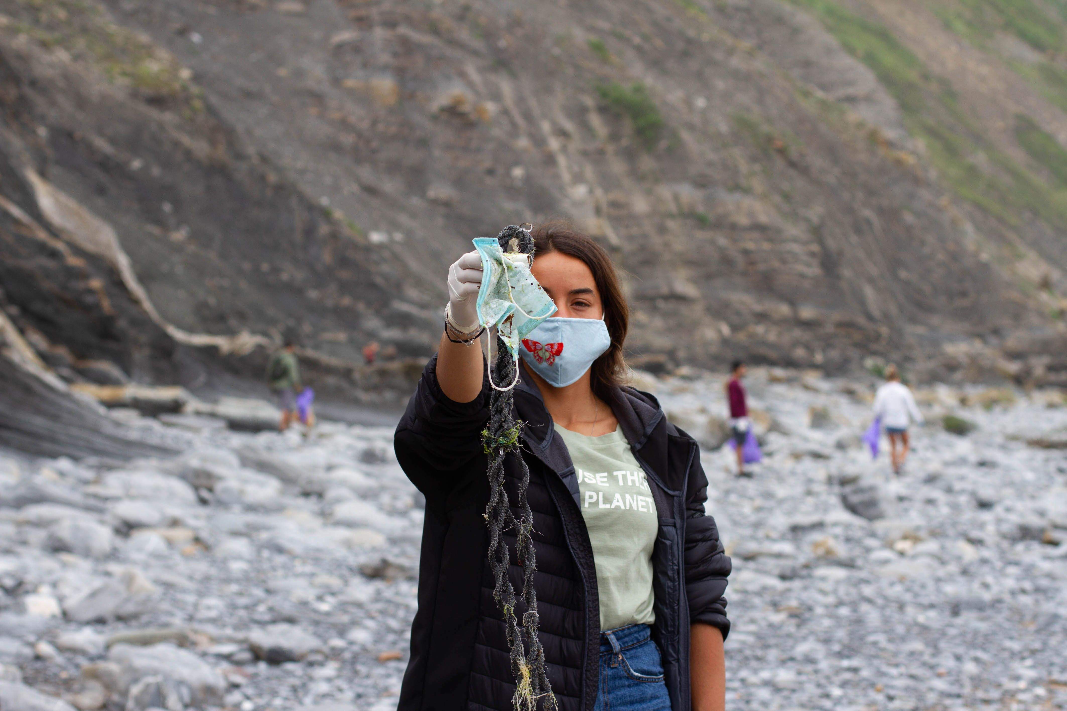Alazne Aurrekoetxea Recogida Barrika Dia Mundial de los Oceanos (c) Cosme Arostegui