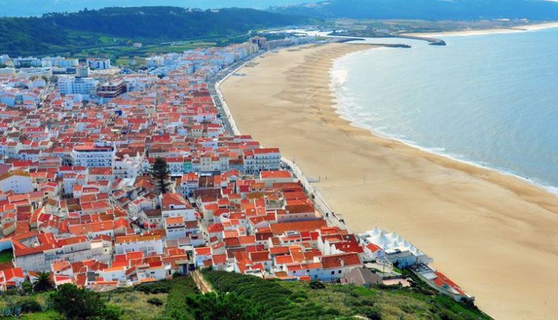 La playa de Nazaré y sus olas de clase mundial