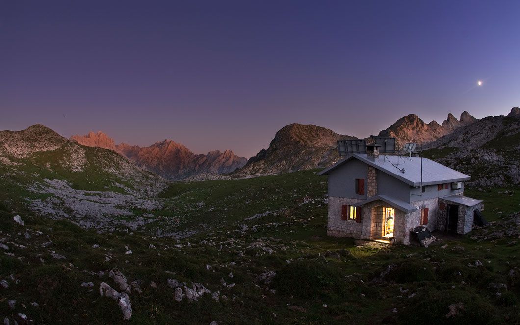 Refugio Vega de Ario, una de las paradas de la Ruta Lurbel entre refugios por el Anillo de Picos de Europa. Refugio Vega de Ario, una de las paradas de la Ruta Lurbel entre refugios por el Anillo de Picos de Europa.