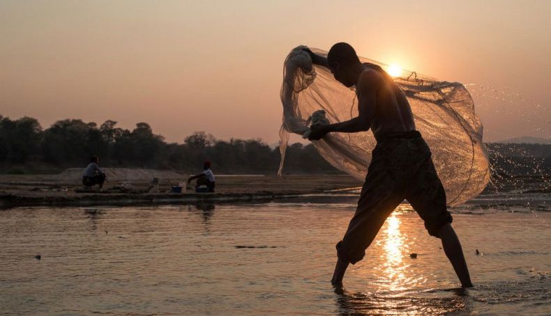 Pescador local en el río Zambia. Foto: James Suter / WWF