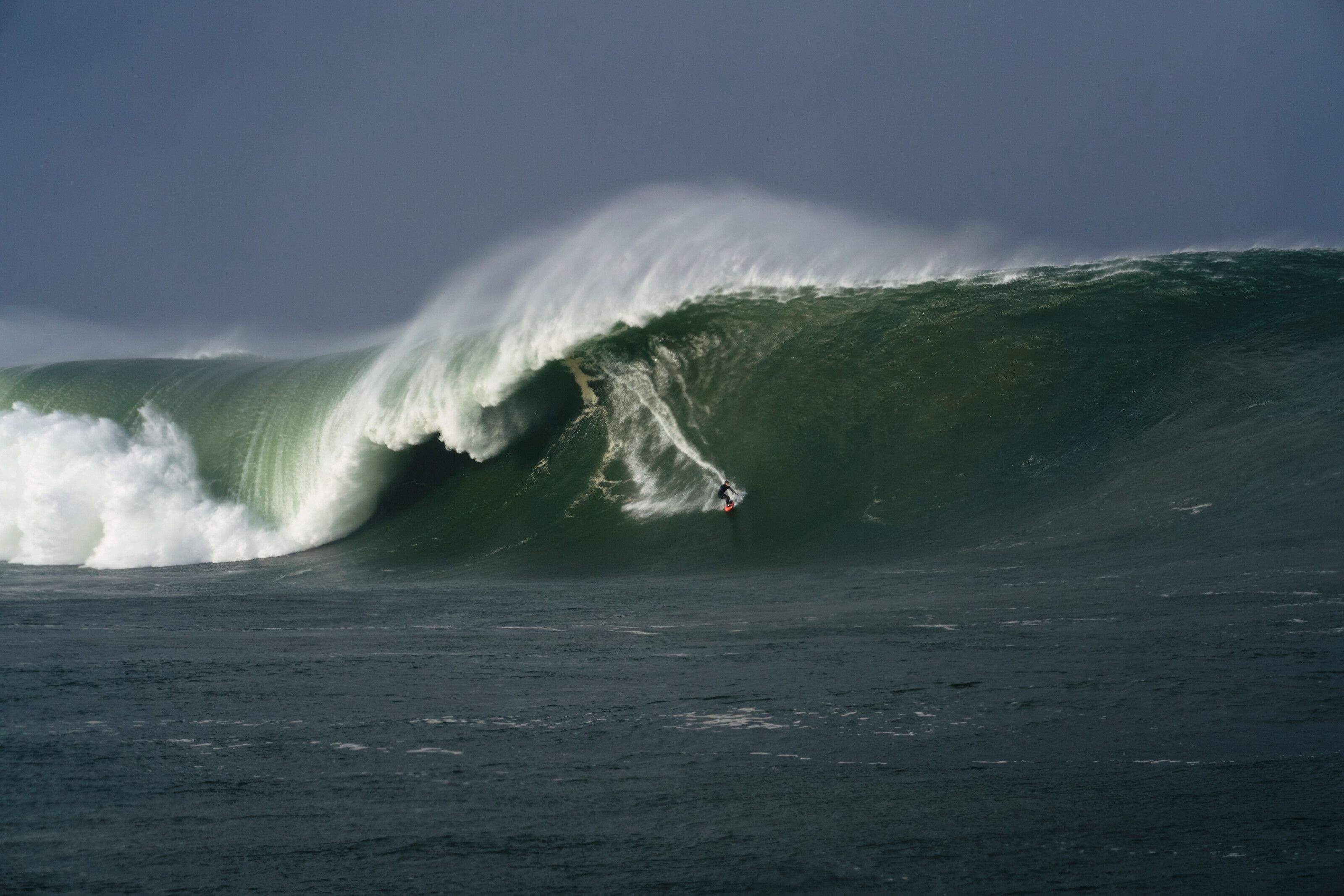 Conor Maguire surfea la ola más grande de Irlanda