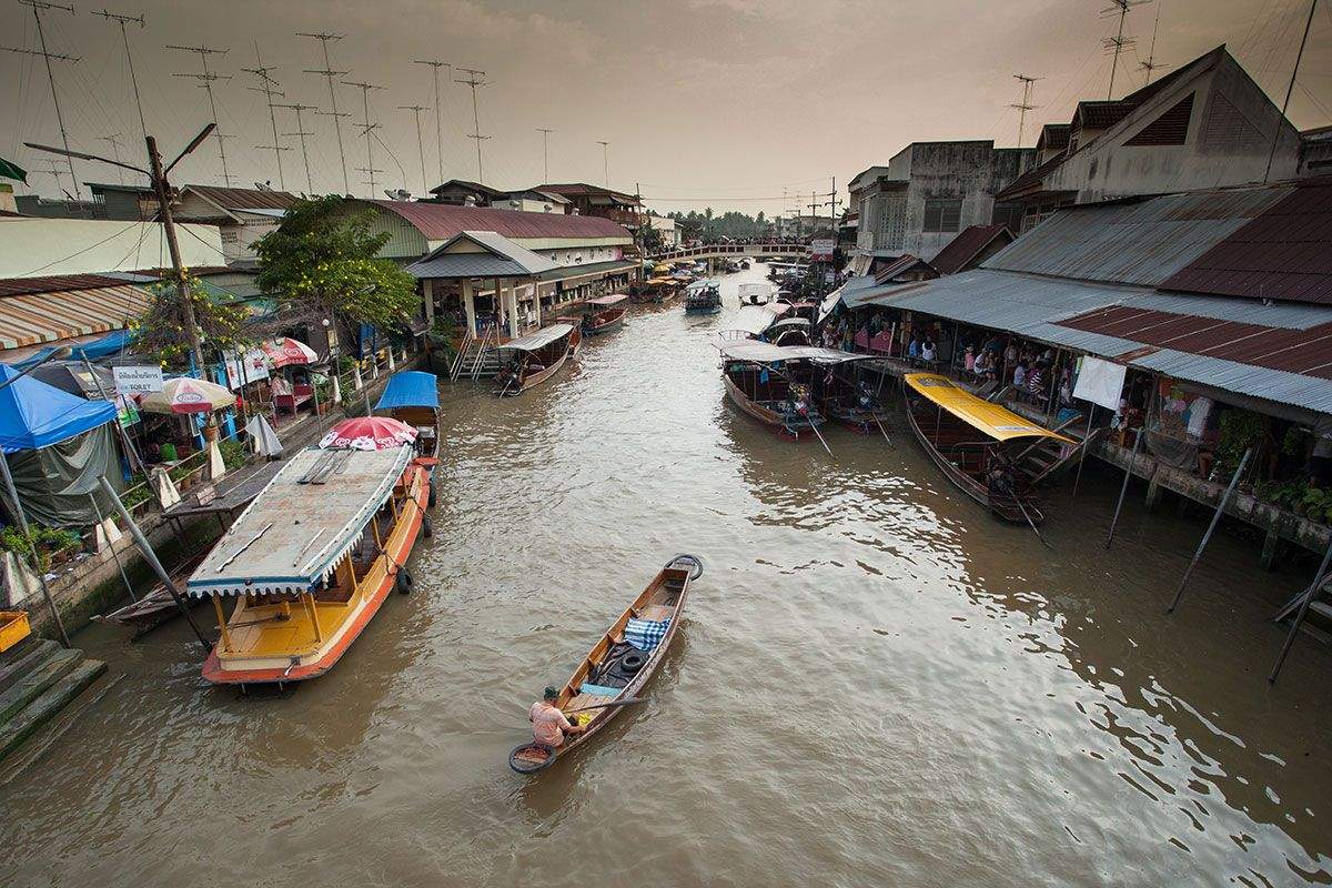 Tailandia desarrolla tres nuevas rutas turísticas por carretera. Amphawa Floating Market