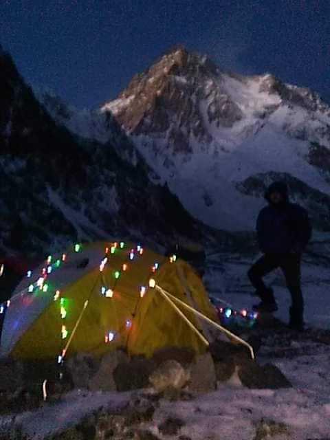John Snorri junto a su tienda en el CB del K2
