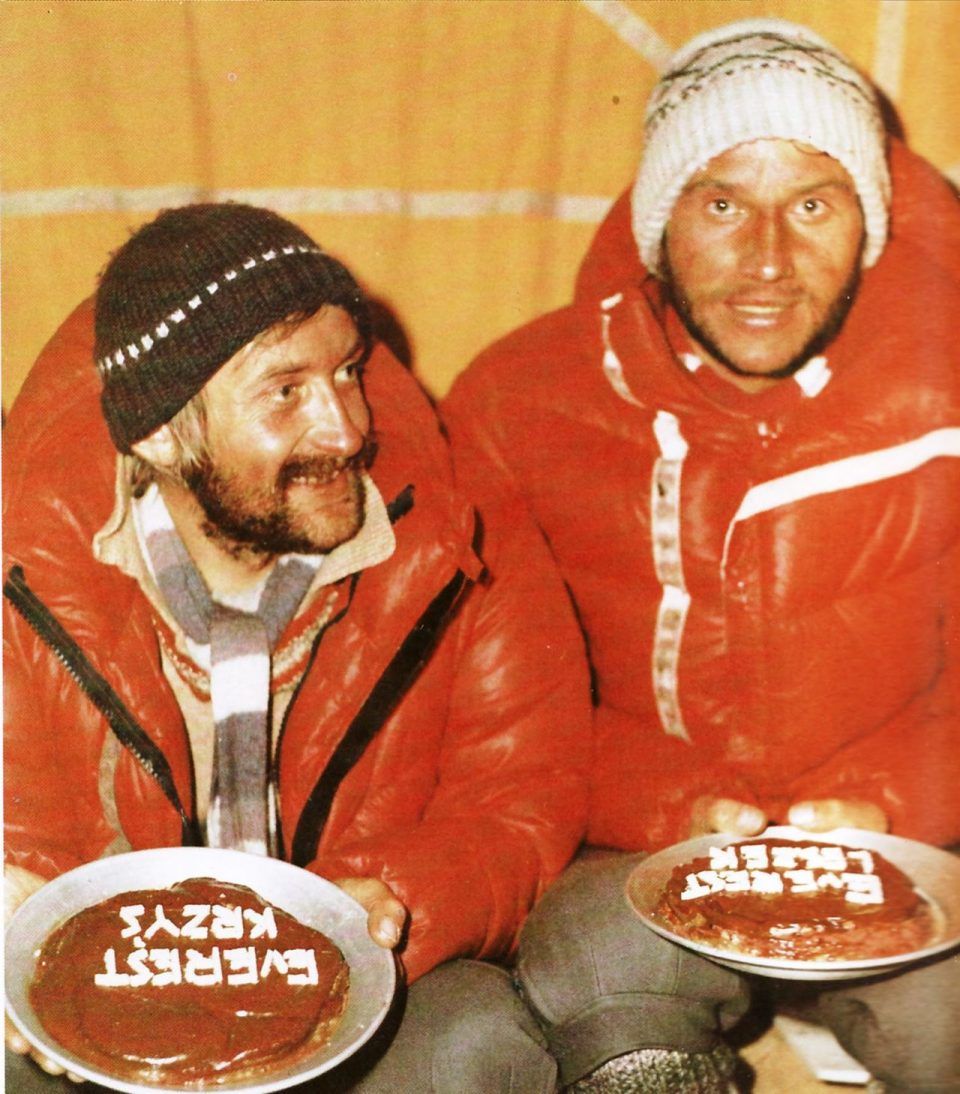 Wielicki y Cichy celebrando en el Campo Base la primera ascensión invernal del Everest (1980)