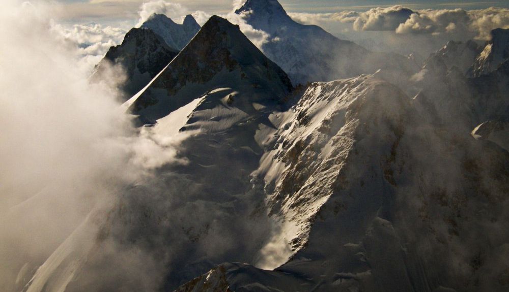 Vista desde la cima del Gasherbrum I (8.080 m). De izquierada a derecha,  Gasherbrum III (7.952 m), Broad Peak (8.047 m),  Broad Peak Middle (8.016 m), Gasherbrum II (8.035 m) y K2 (8. 611m). Foto: Alex Gavan