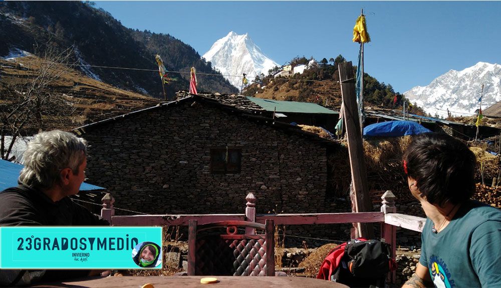 Al fondo, asoma el Manaslu. Foto: Ana Azpilicueta