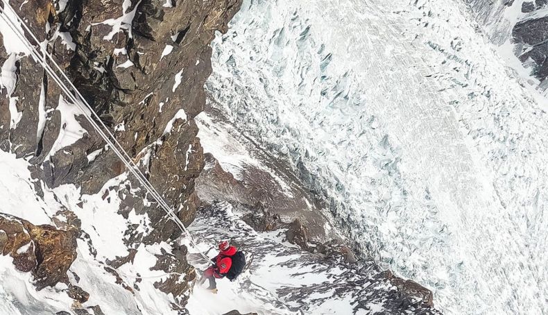 Tamara Lunger a 6.000 metros en el Espolón de los Abruzzos, descendiendo desde el C1 este 4 de enero. Foto: Alex Gavan