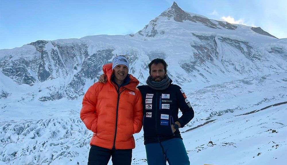 Alex Txikon y Simone Moro se reúnen en el invierno del Manaslu. Foto: Phelipe Eizagirre Alex Txikon y Simone Moro se reúnen en el invierno del Manaslu. Foto: Phelipe Eizagirre