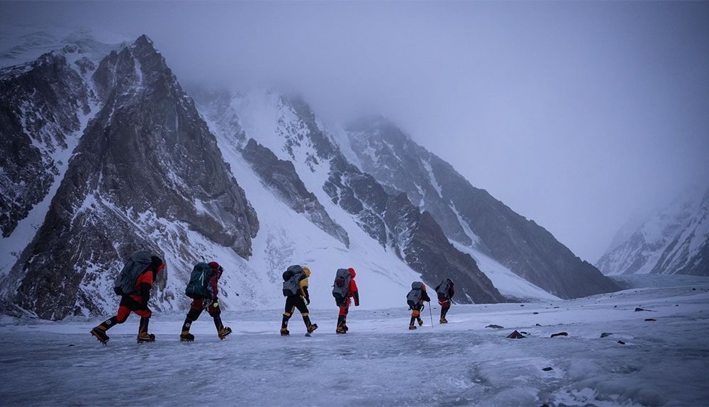 El equipo de Nirmal Purja rumbo a los campos superiores Foto Nirmal Purja El equipo de Nirmal Purja rumbo a los campos superiores Foto Nirmal Purja