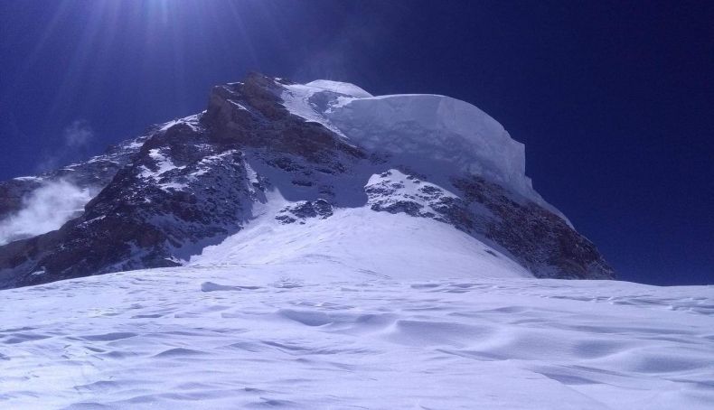 Foto de Mingma G donde se aprecia el Gran Serac que amenaza la progresión por el Cuello de Botella. Foto: Mingma Gyalje