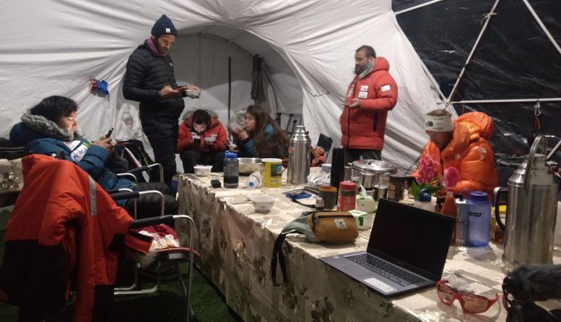 El equipo de Simone Moro y Alex Txikon durante la gestión de las operaciones de evacuación de Sergi Mingote. Foto: Ana Azpilicueta