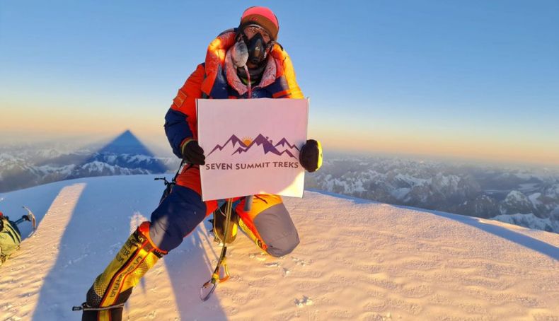 Sona Sherpa en la cumbre del K2, por primera vez en invierno, el 16 de enero de 2021