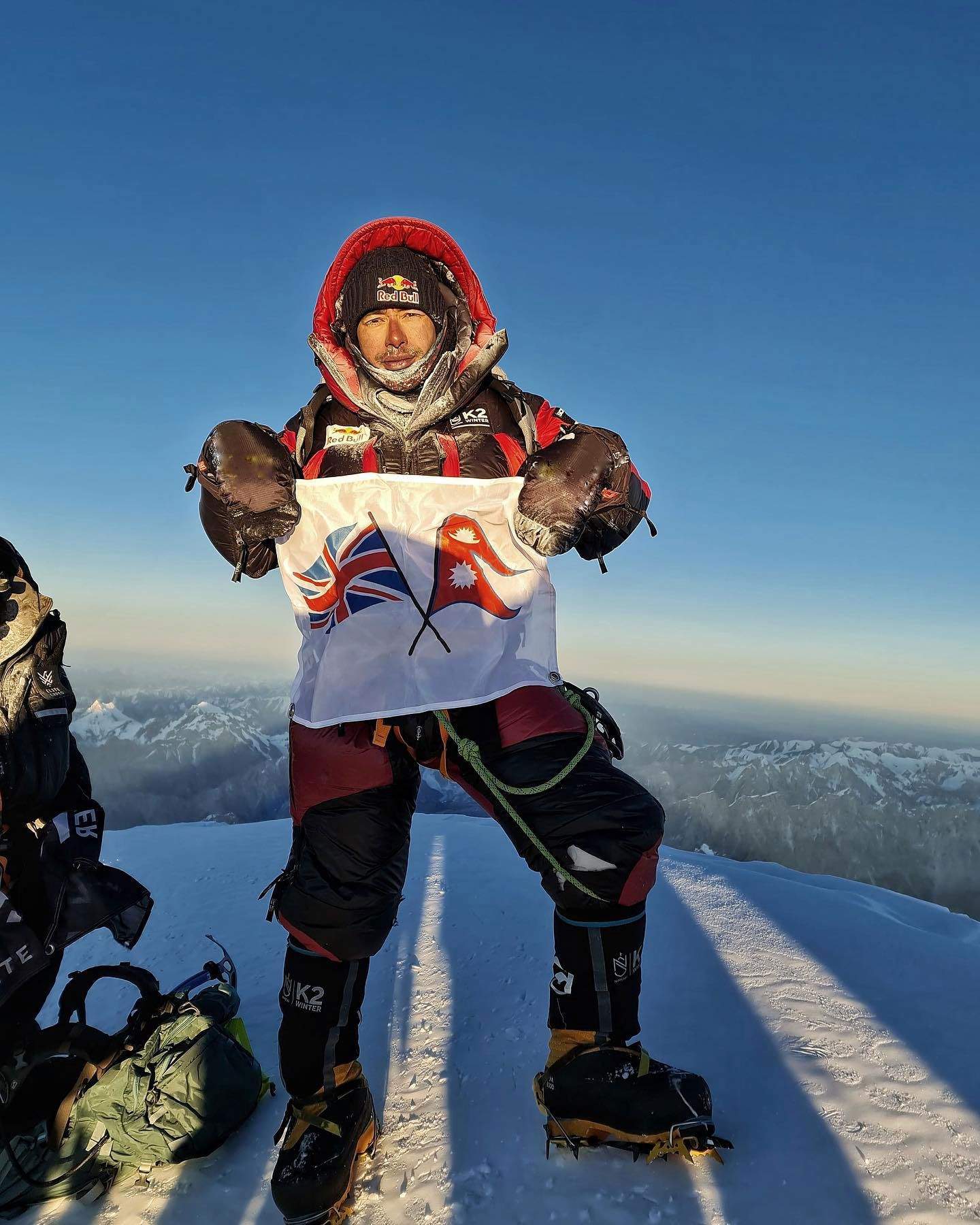 Nirmal Purja en la cima del K2, por primera vez en invierno y sin oxígeno, el 16 de enero de 2021