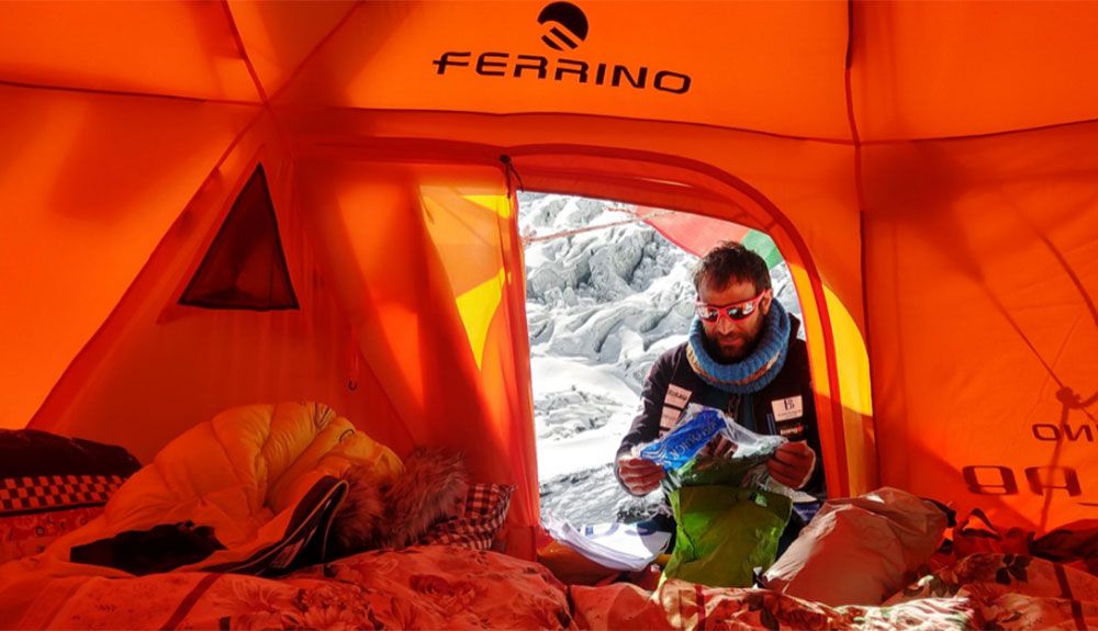 Alex Txikon en el campo base del Manaslu, durante estas jornadas de espera. Foto: Ana Azpilicueta Alex Txikon en el campo base del Manaslu, durante estas jornadas de espera. Foto: Ana Azpilicueta
