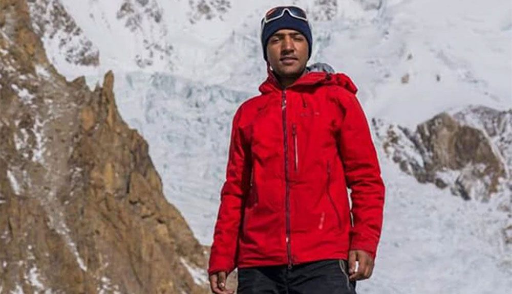 Sajid Sadpara hablaba con los medios tras regresar del K2