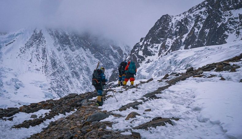 Parte del equipo cubriendo la ruta hacia el C1, ayer en el Manaslu