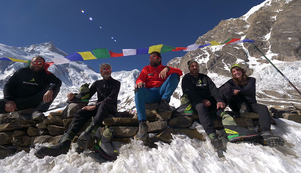 Parte del equipo del Manaslu invernal, con Alex Txikon en el centro. Foto: Ana Azpilicueta