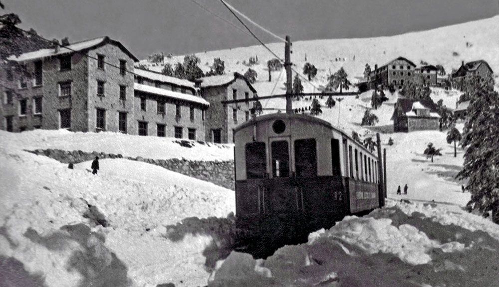 Eléctrico del Guadarrama y Hotel Victoria en 1927, en el Puerto de Navacerrada