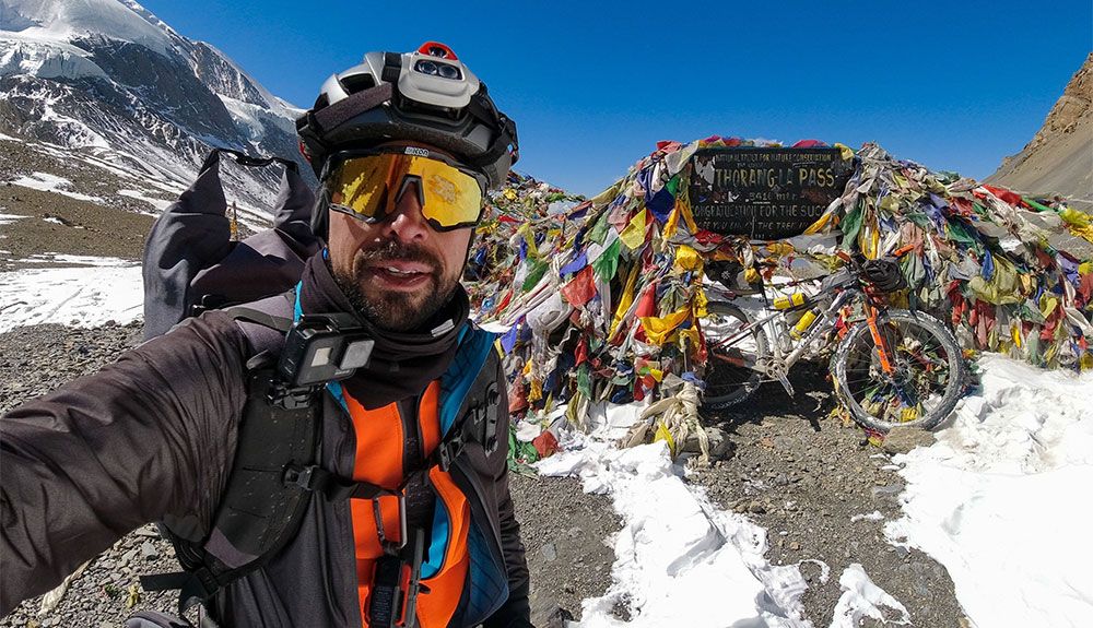 Omar di Felice durante su travesía al CB del Everest en bicicleta de montaña Omar di Felice durante su travesía al CB del Everest en bicicleta de montaña