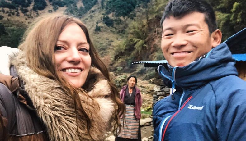 Xiana Siccardi y Lakpa Nuru Sherpa, con su madre detrás, en su casa natal cerca de Khari Khola, en los Himalayas nepalíes