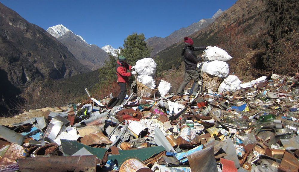 Dos sherpas empaquetan los residuos en Namche Bazaar para su traslado a Lukla y posterior reciclaje. Imagen: SPCC