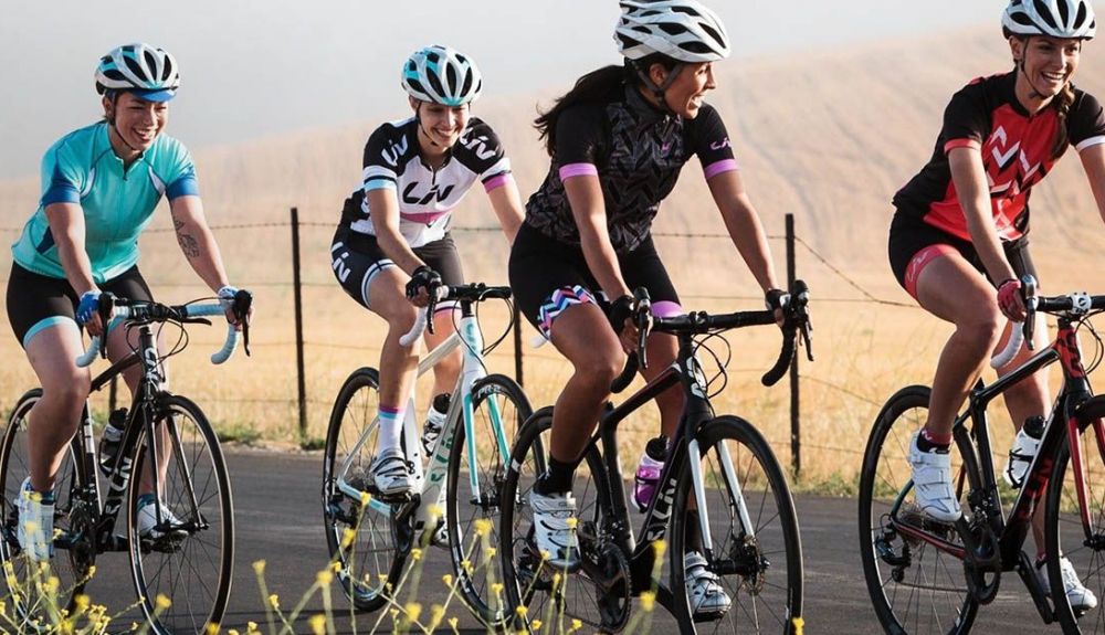 liv carretera grupo ciclistas mujer