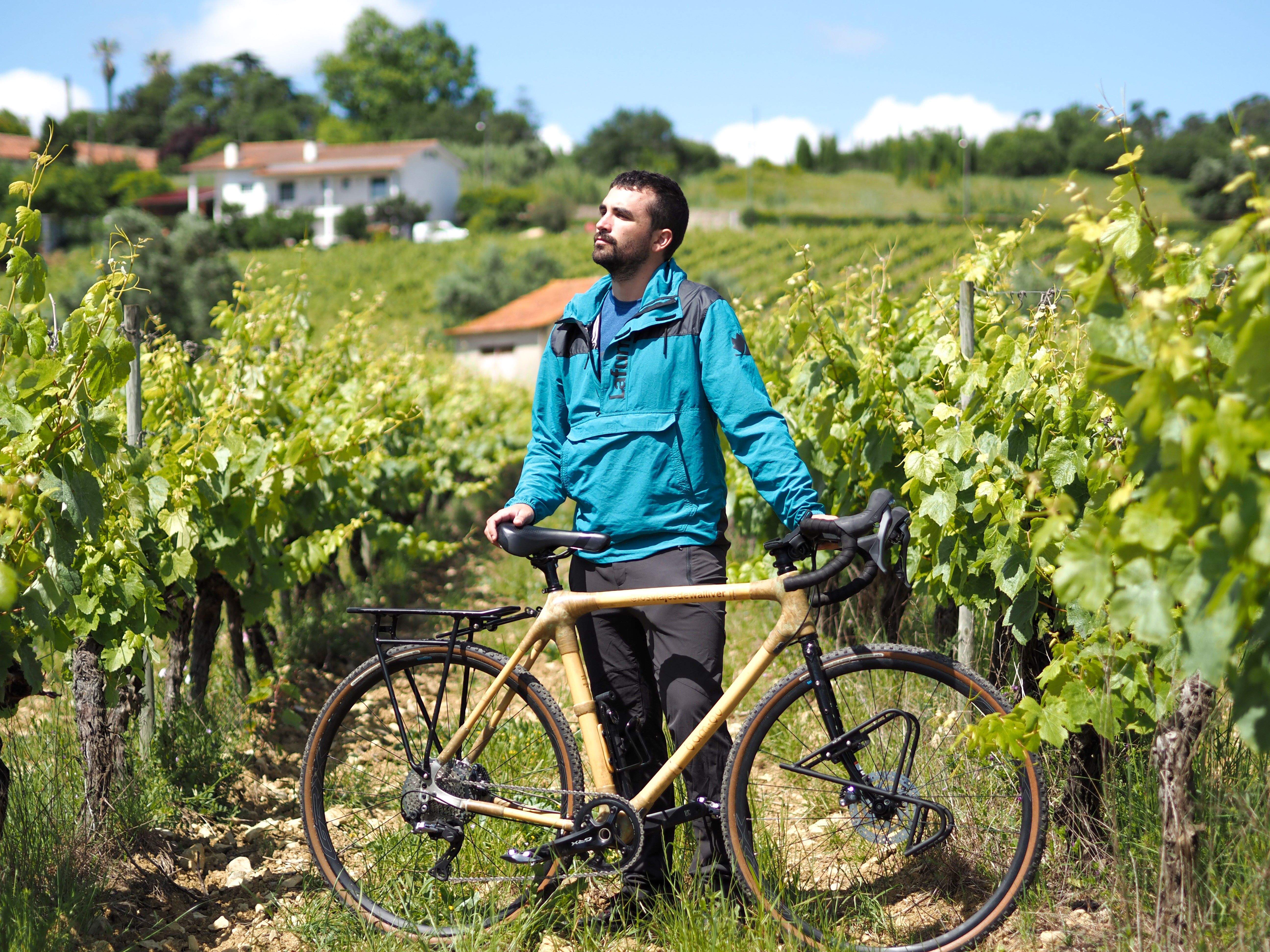 Sergi Unanue con su bici de bambú