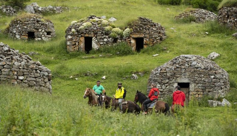 A caballo entre pastos y brañas viejas. Foto: Mikael Helsing
