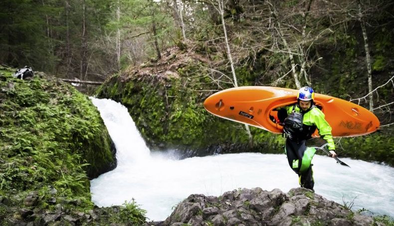 Rafa Ortiz saliendo de una sección del  Buck Creek, en White Salmon, USA. Foto Michael Clark