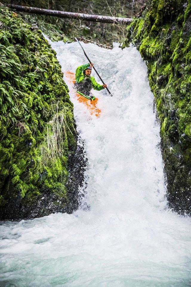 Rafa Ortíz descendiendo la sección mencionada en el Buck Creek Foto Michael Clark Red Bull Content Pool
