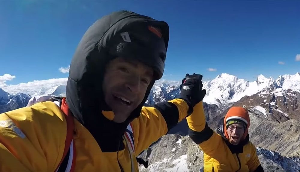 Los Pou en la cima del Huasmahraju Este tras abrir una nueva ruta en la cara Sur Los Pou en la cima del Huasmahraju Este tras abrir una nueva ruta en la cara Sur