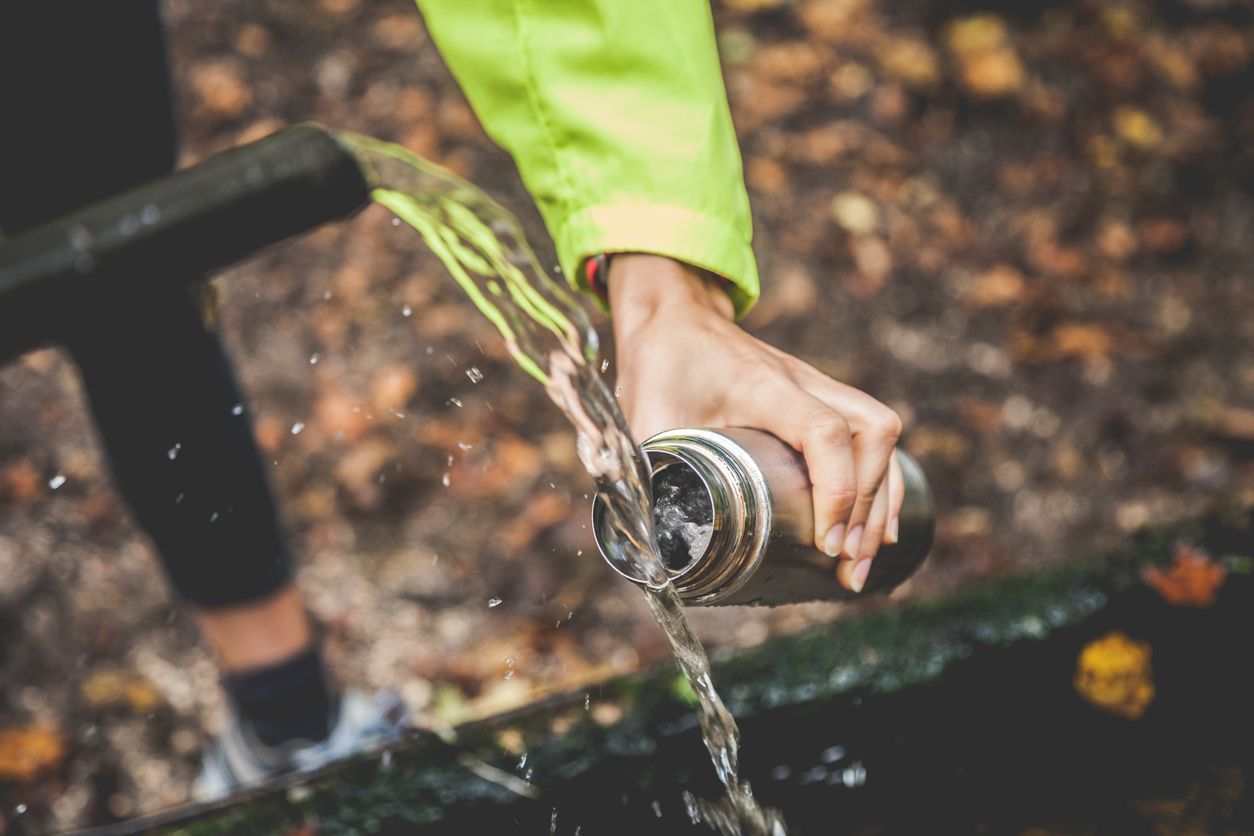 Cómo transportar agua en montaña