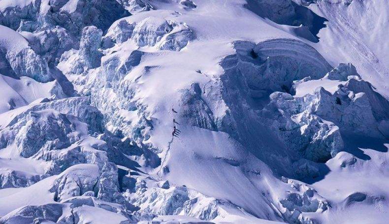 El equipo de Alex ascendiendo hacia el C2 del Manaslu el pasado invierno. Foto: Phelipe Eizagirre