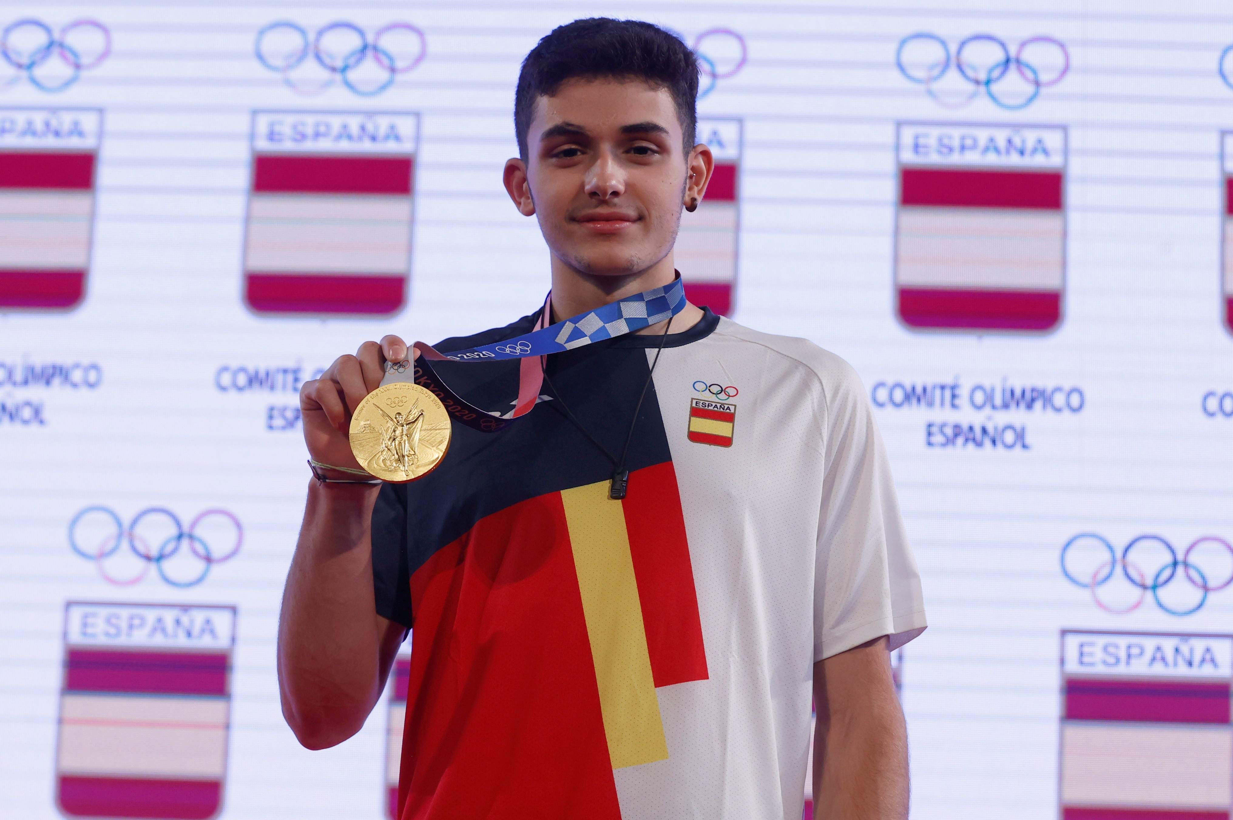 Alberto Ginés posando con la medalla lograda en Tokio