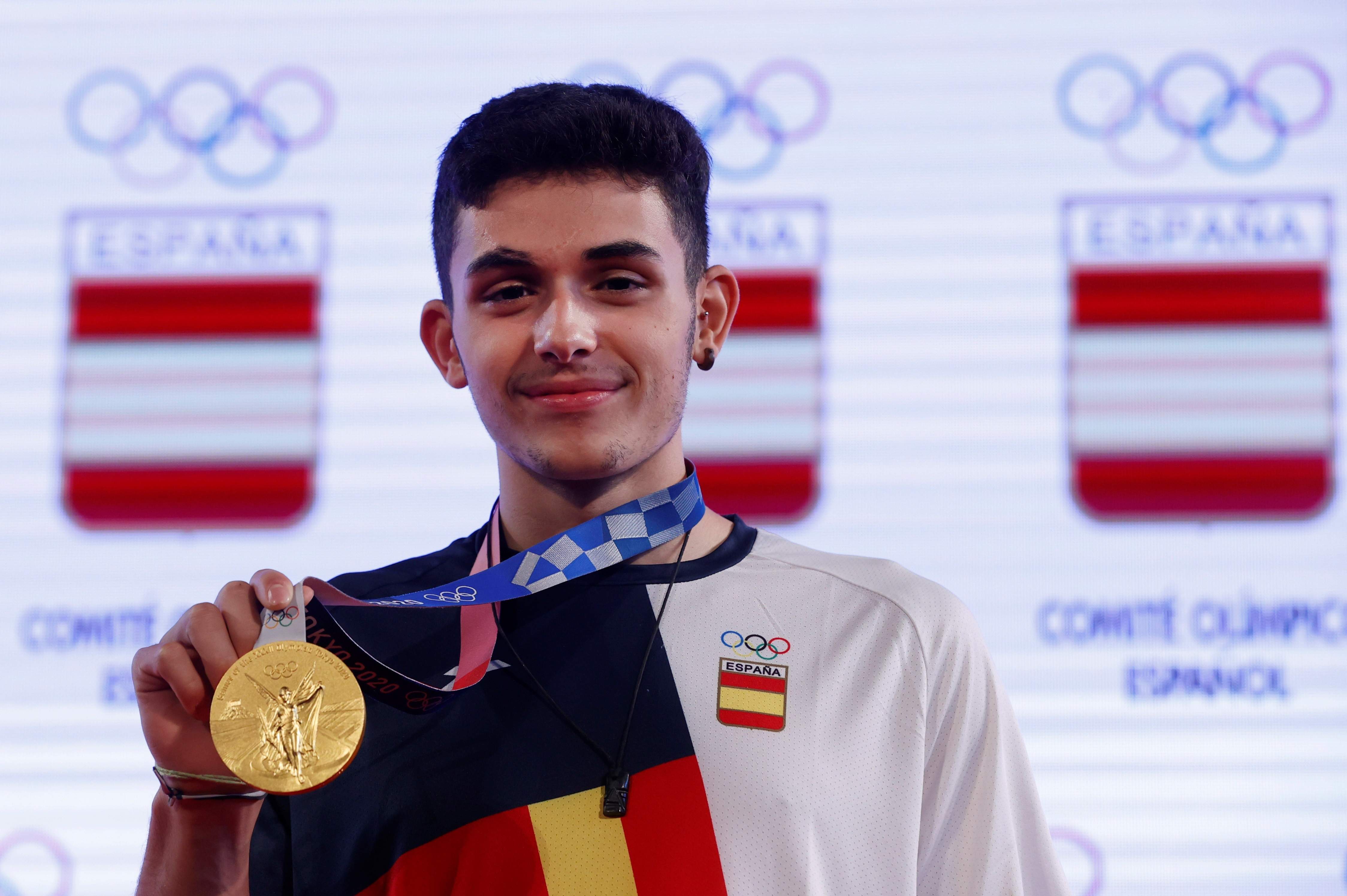 Alberto Ginés posando con su medalla de oro en Tokio