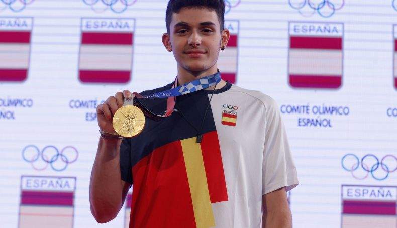 Alberto Ginés con su medalla de oro olímpica. Foto: EFE