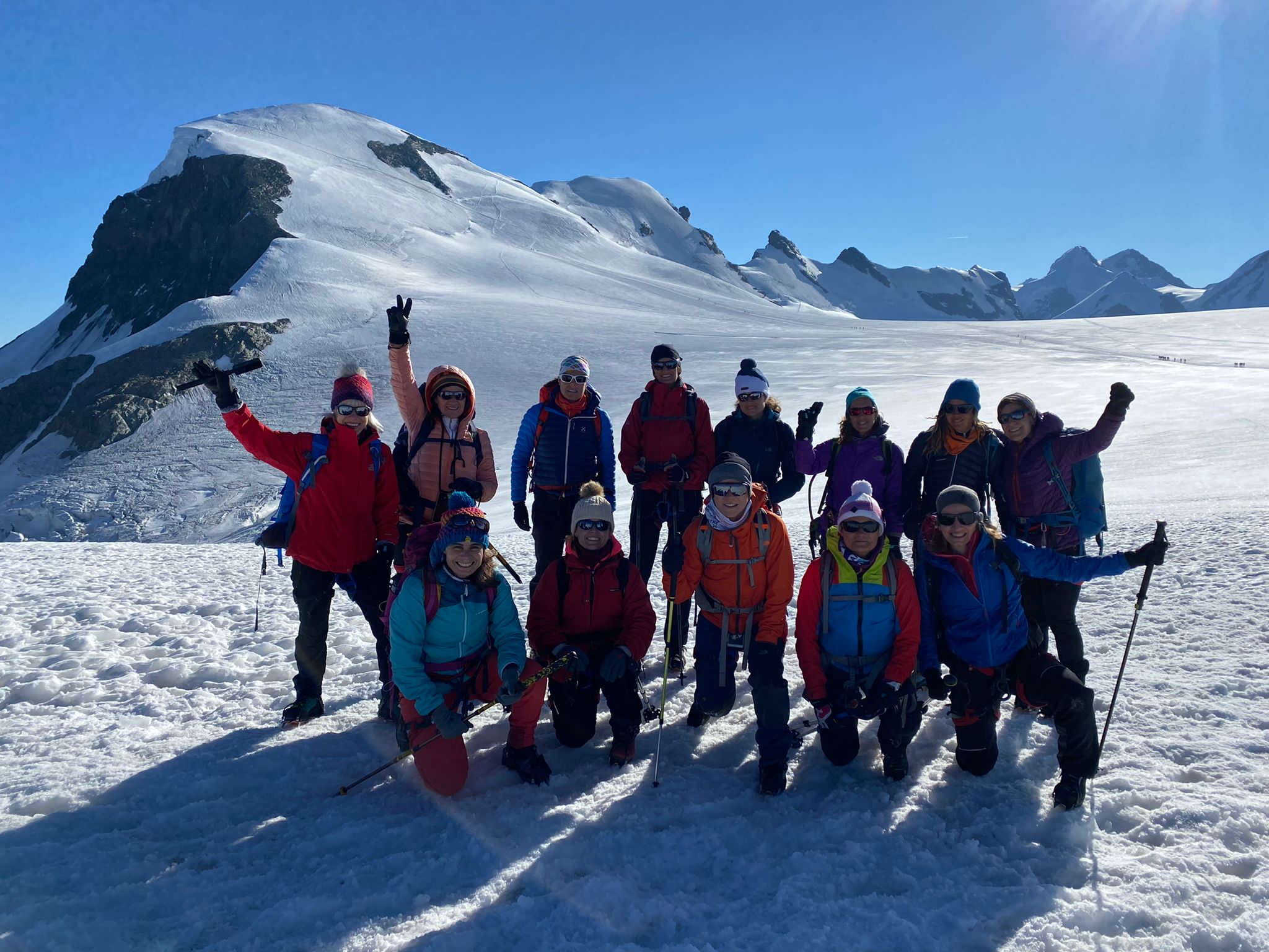 Las 14 mujeres de Viajes Oxígeno y el Breithorn de fondo Las 14 mujeres de Viajes Oxígeno y el Breithorn de fondo