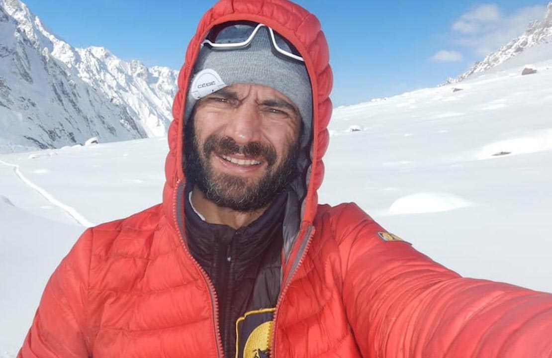 Por una montaña solitaria Por una montaña solitaria
