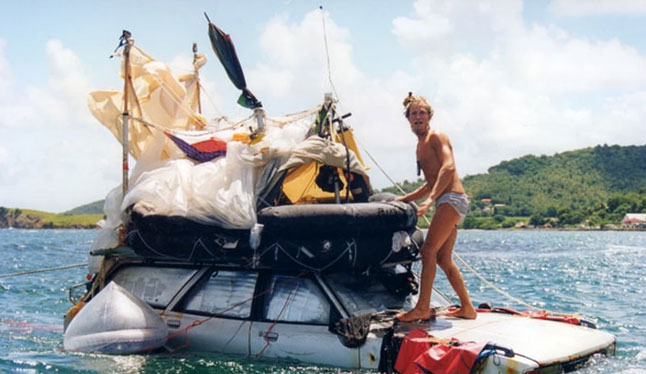 Hace veinte años dos tipos cruzaron el Atlántico en coches flotantes Hace veinte años dos tipos cruzaron el Atlántico en coches flotantes