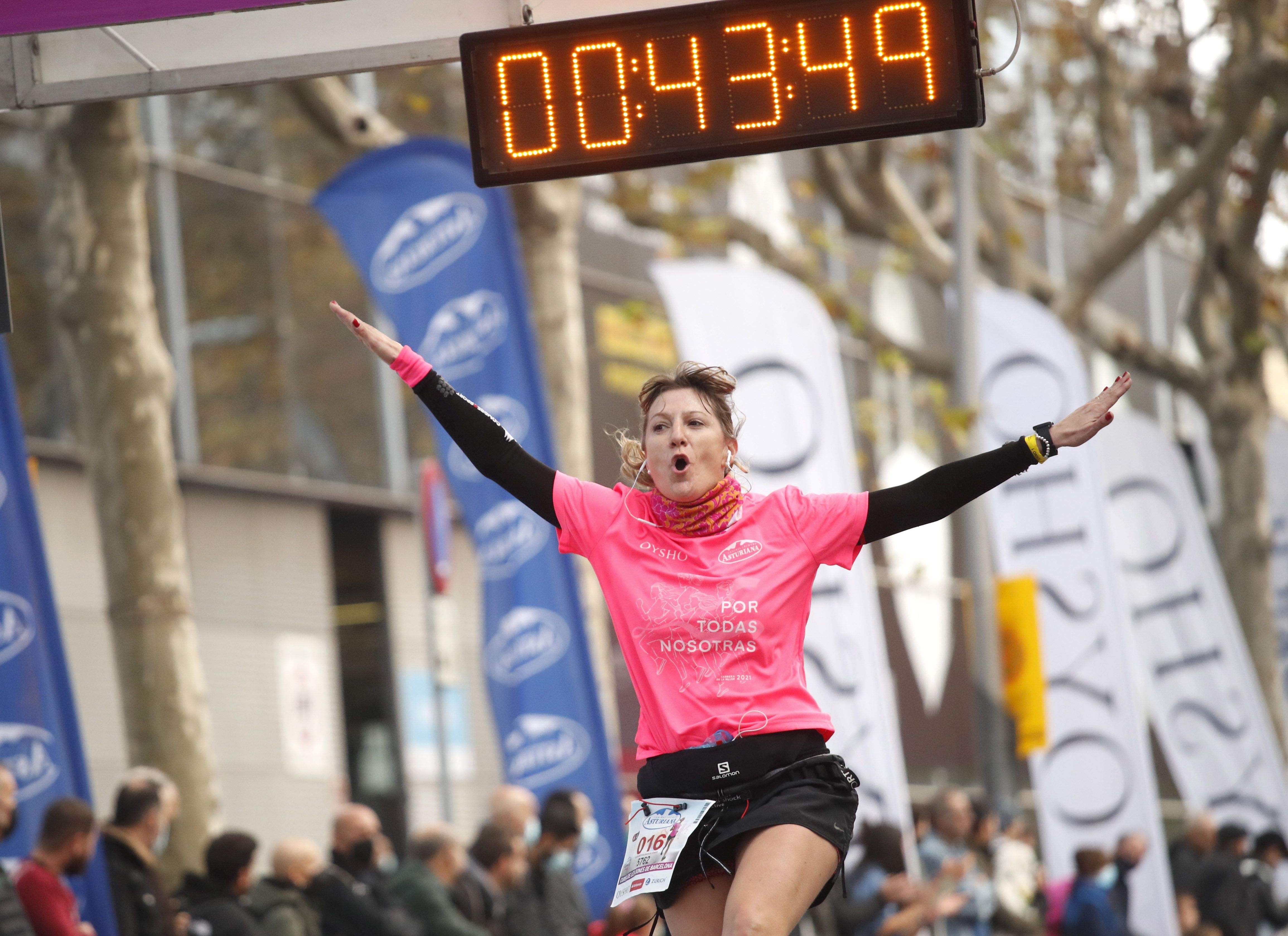 Las mejores fotos de la Carrera de la Mujer Central Lechera Asturiana Barcelona 2021 (LLEGADAS)