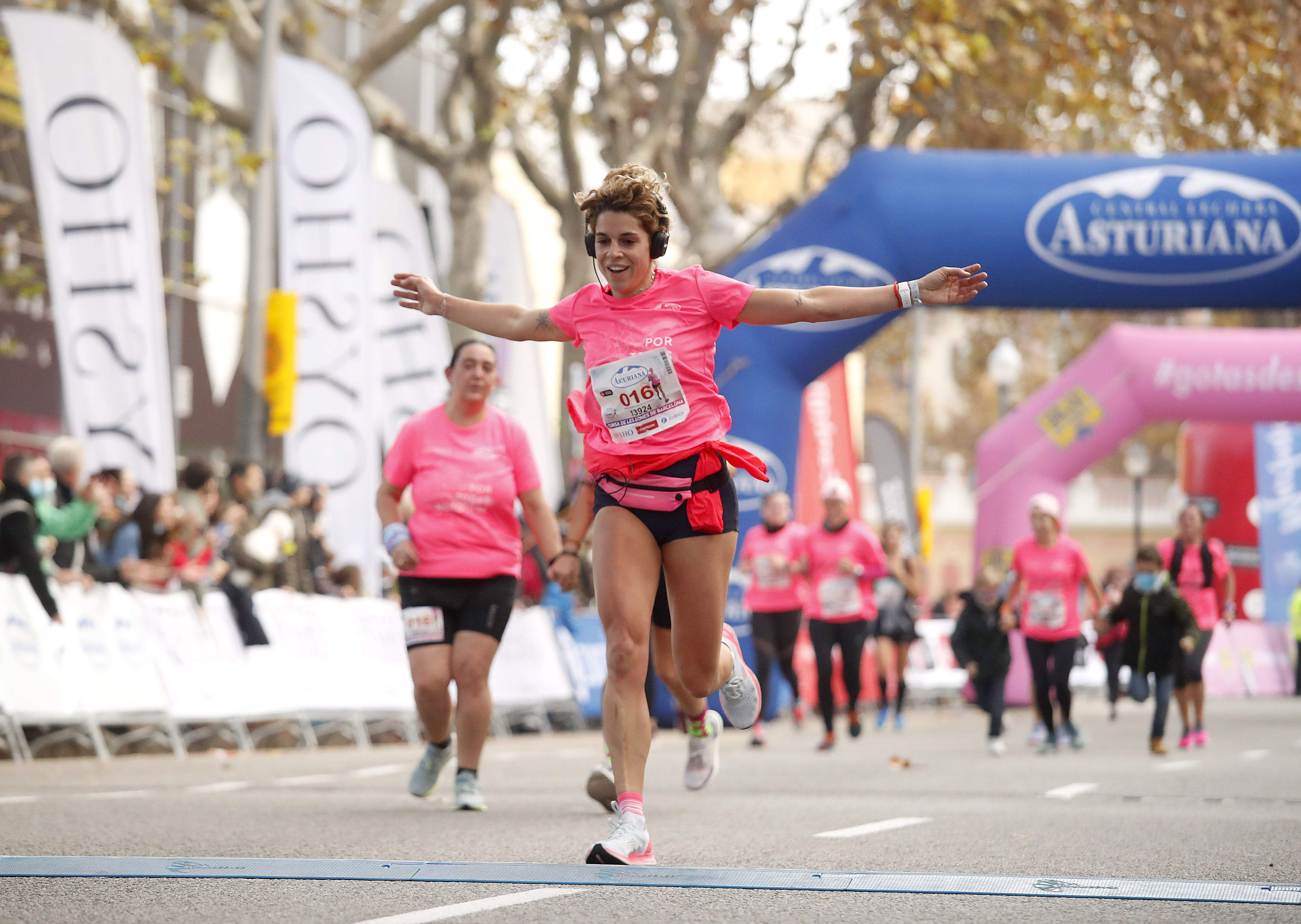 Las mejores fotos de la Carrera de la Mujer Central Lechera Asturiana Barcelona 2021 (LLEGADAS)