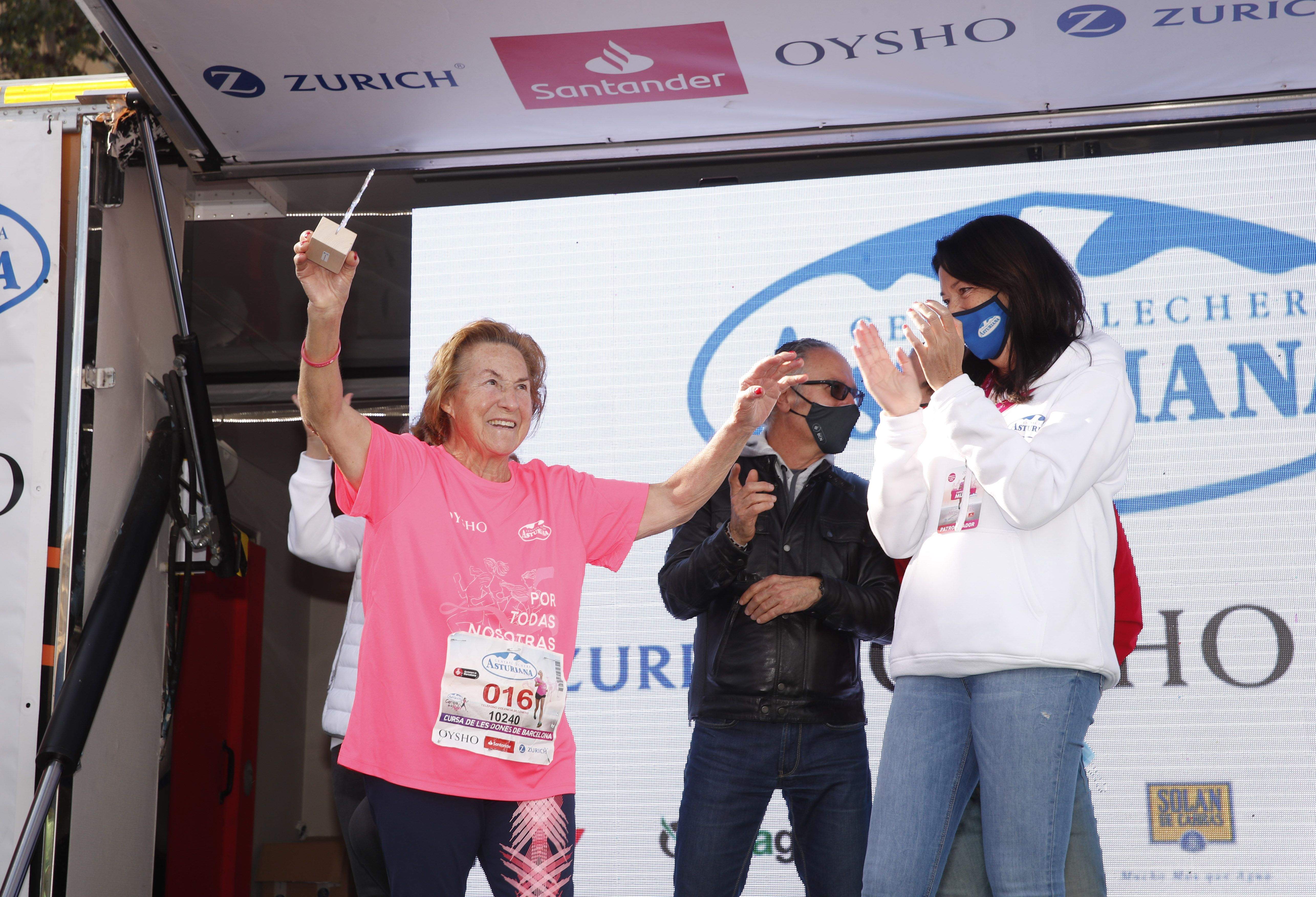 Las mejores fotos de la Carrera de la Mujer Central Lechera Asturiana Barcelona 2021 (CEREMONIAS DE PREMIACIÓN)