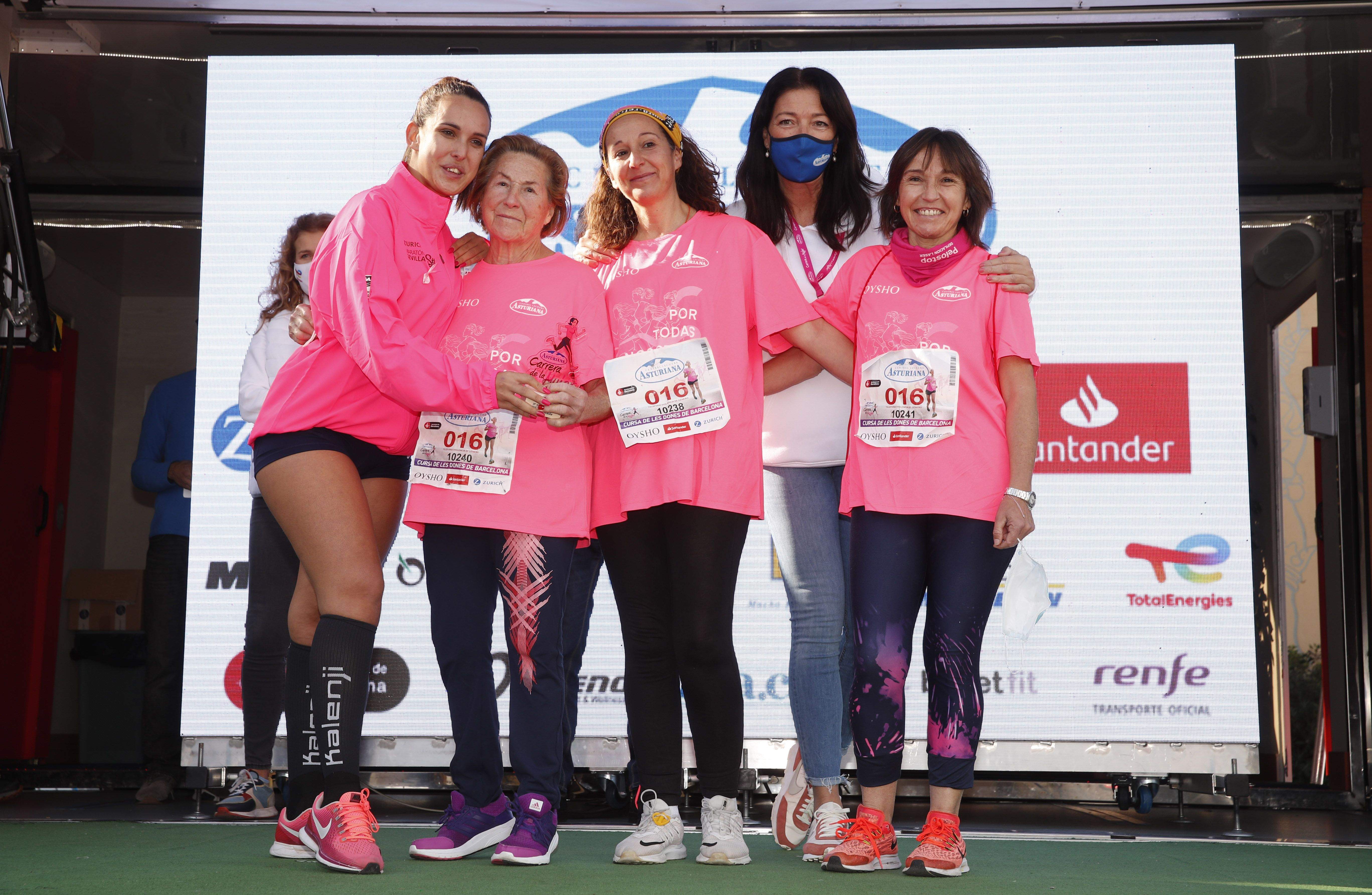 Las mejores fotos de la Carrera de la Mujer Central Lechera Asturiana Barcelona 2021 (CEREMONIAS DE PREMIACIÓN)