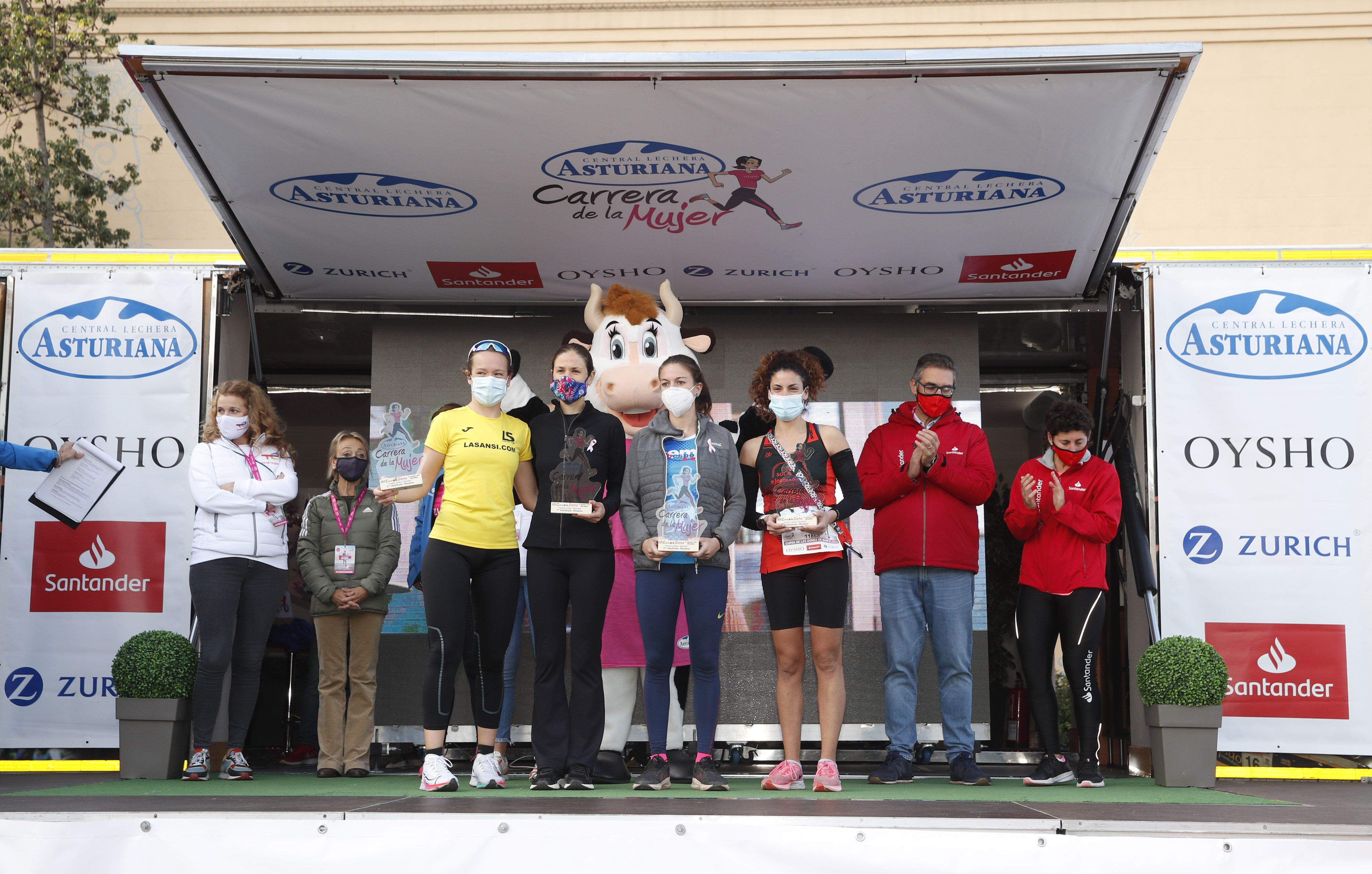 Las mejores fotos de la Carrera de la Mujer Central Lechera Asturiana Barcelona 2021 (CEREMONIAS DE PREMIACIÓN)