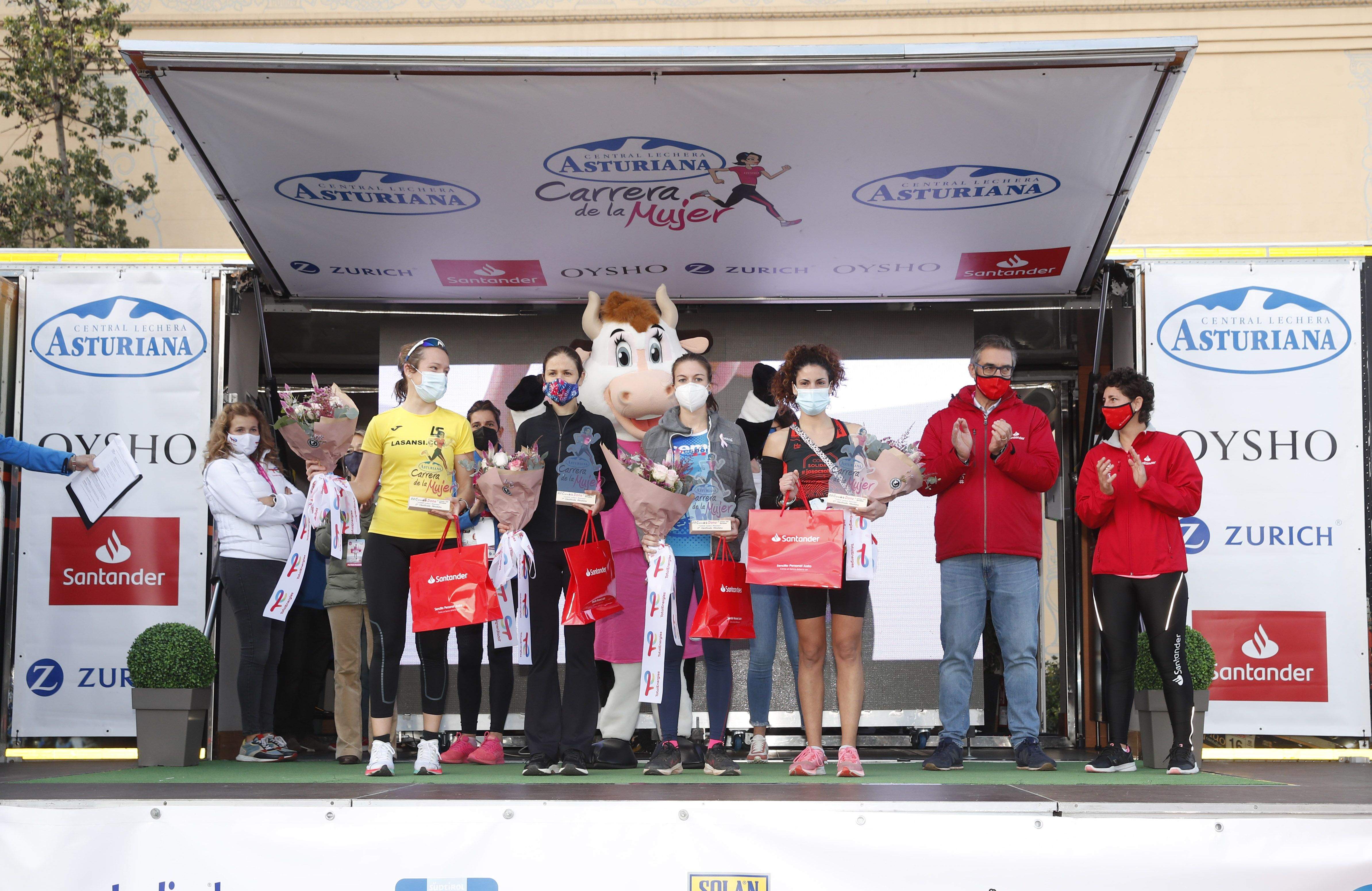 Las mejores fotos de la Carrera de la Mujer Central Lechera Asturiana Barcelona 2021 (CEREMONIAS DE PREMIACIÓN)